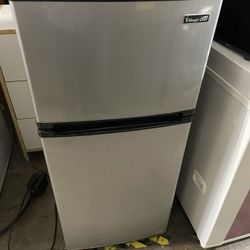 Nearly New Magic Chef 13cuft Mini Fridge 