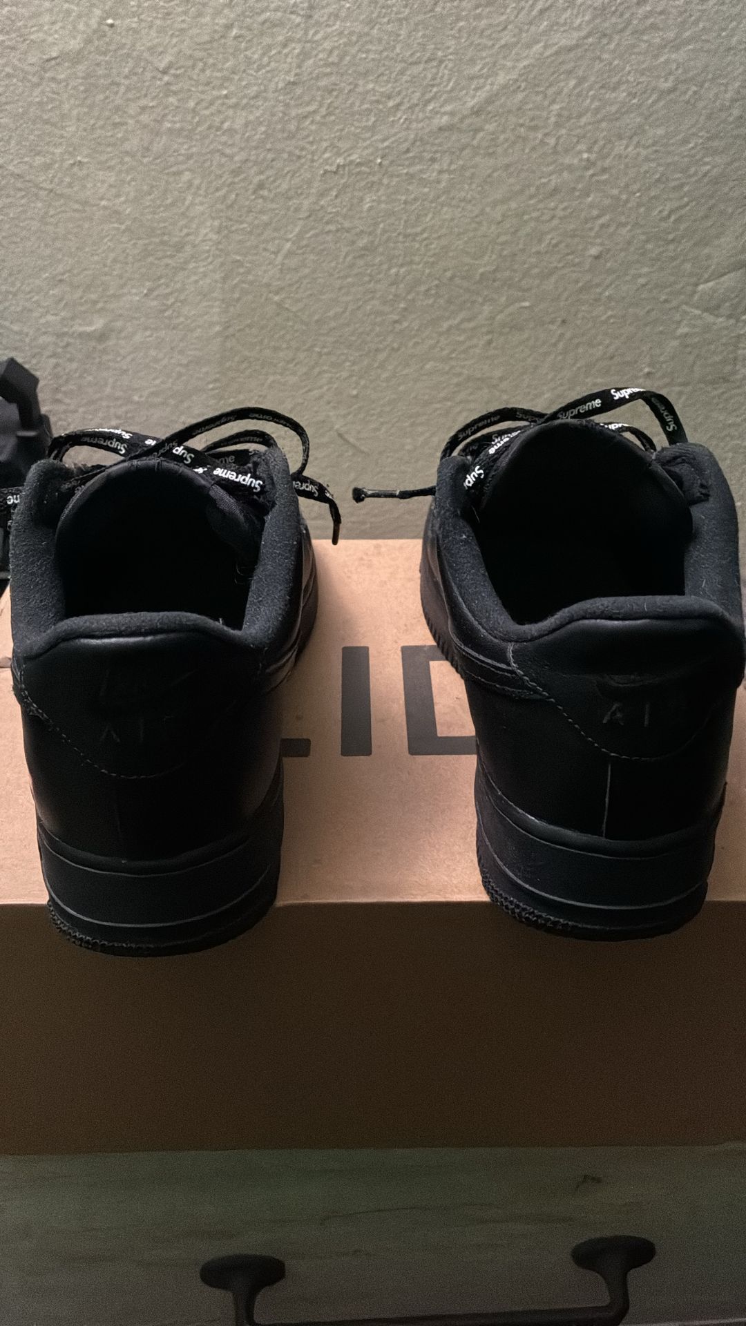 Supreme black AF1