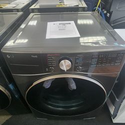 7.4 cu. ft. Ultra Large Capacity
Smart wi-fi Enabled Front Load
Electric Dryer with TurboSteam
and Built-lt Intelligence