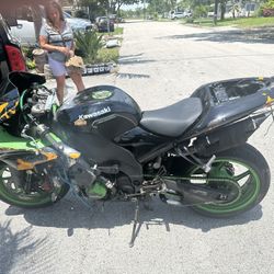 Kawasaki, Zx 10 2006 15,000 Miles Clean Title Needs A Little