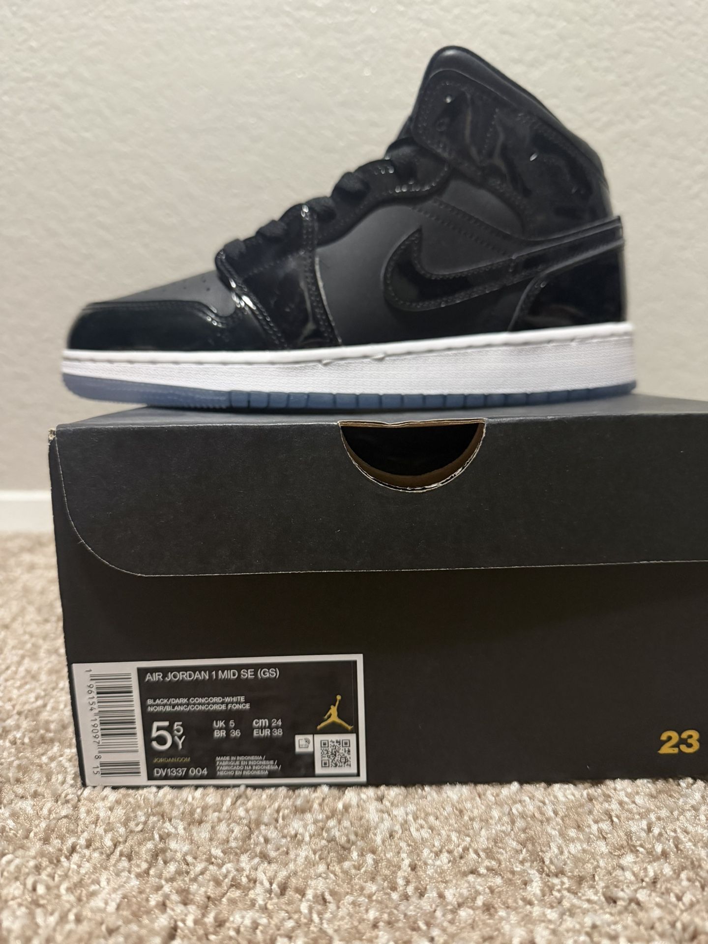 AIR JORDAN 1 MID SE (GS) 5.5