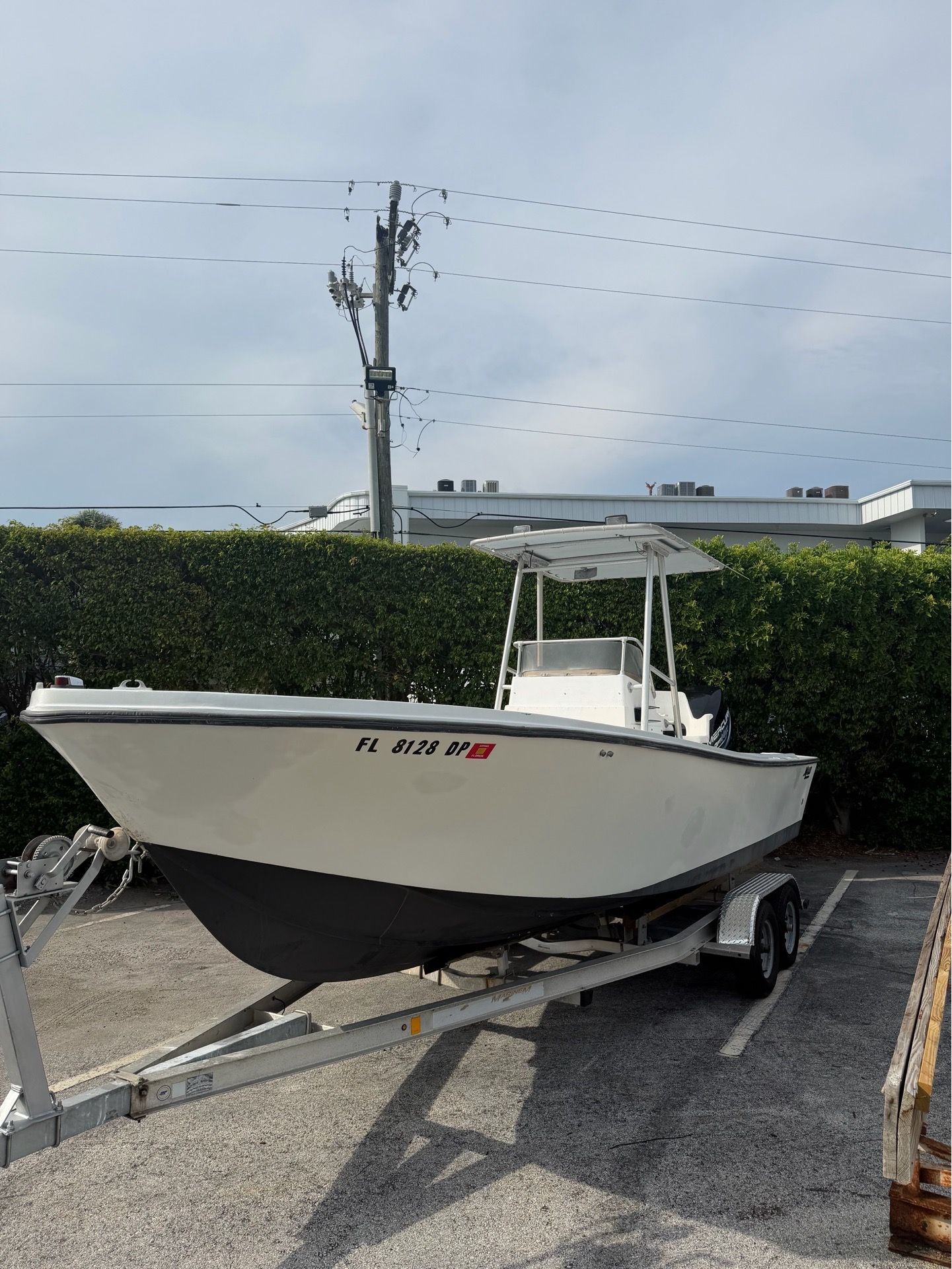 1980 23 ft mako with trailer with a 225 mercury 2 stroke