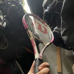 Woman’s tennis racquet Wilson profile Boost 110 