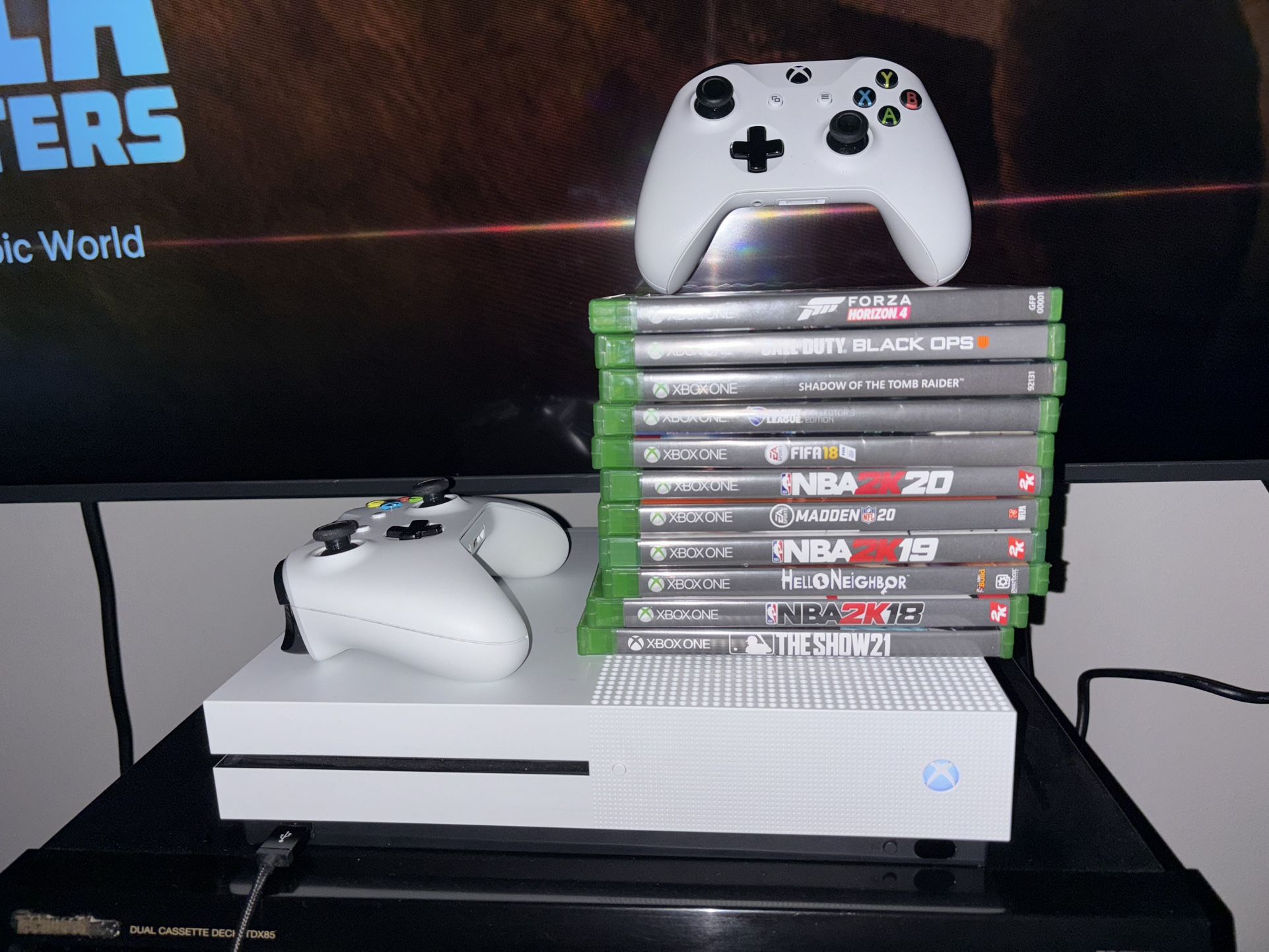 Xbox One S, 2 Controllers , 11 Games