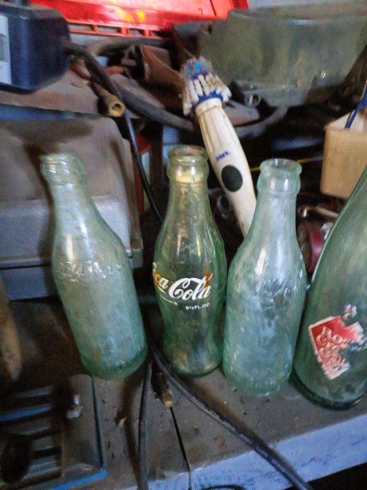 ANTIQUE AND VINTAGE COKE BOTTLES