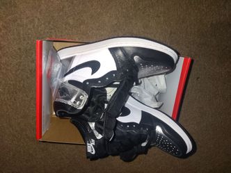 BRAND NEW IN BOX .Nike Air Jordan 1 High Black White Sneakers