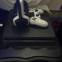 PS4 Slim 