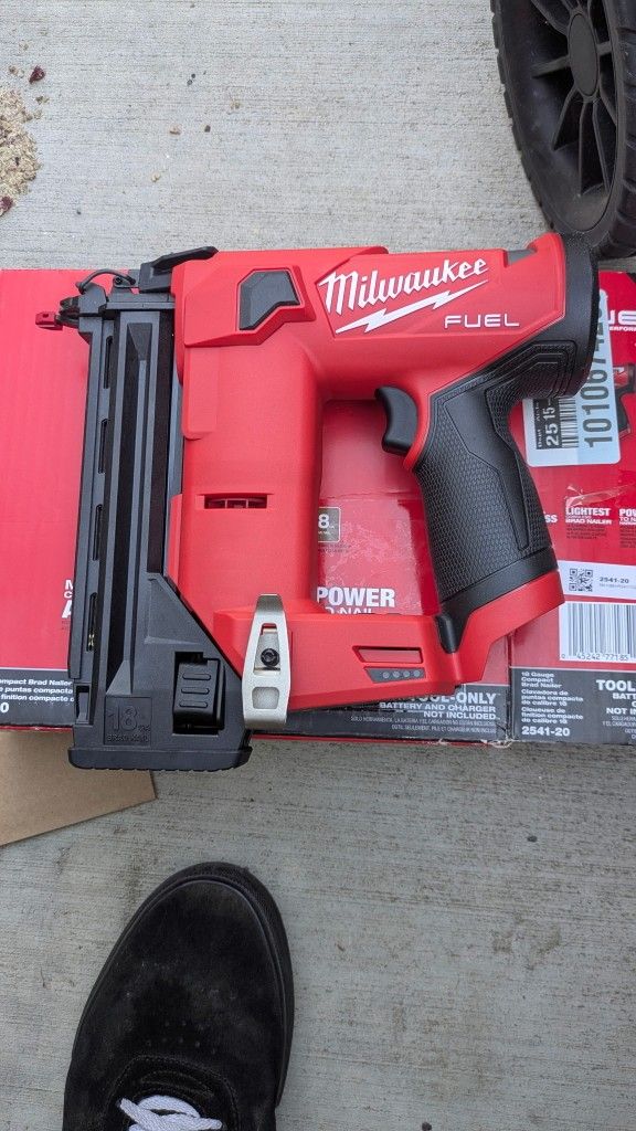 Milwaukee Fuel M12 18g Brad Nailer