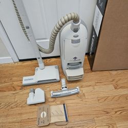 New Cond ELECTROLUX GARDIAN VACUUM CLEANER WITH ATTACHMENT  , AMAZING POWER SUCES  , WORKS EXCELLENT  IN THE BOX 