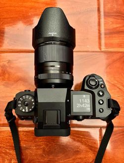 The camera is brand-new XH2, with thousands of shutters, and complete boxes and accessories.