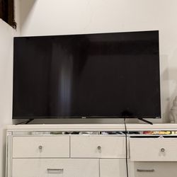 Free 55” element Roku TV( DOESNT TURN ON)