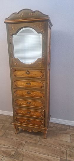Dresser/ cabinet