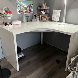 White, Glossy Corner Desk