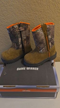 OUTDOOR  CAMO -ORANGE TRIM TODDLER BOOTS  SZ 6