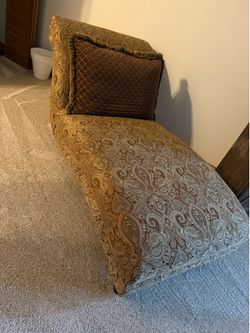 Accent chaise lounge