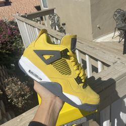 Jordan 4 Lightnings ⚡️Size 10