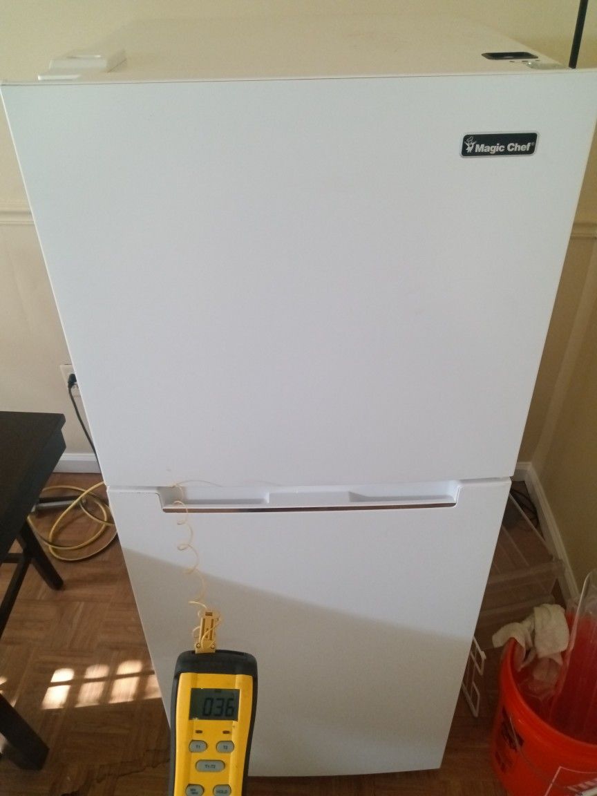 Refrigerator / College Dorm Or Studio