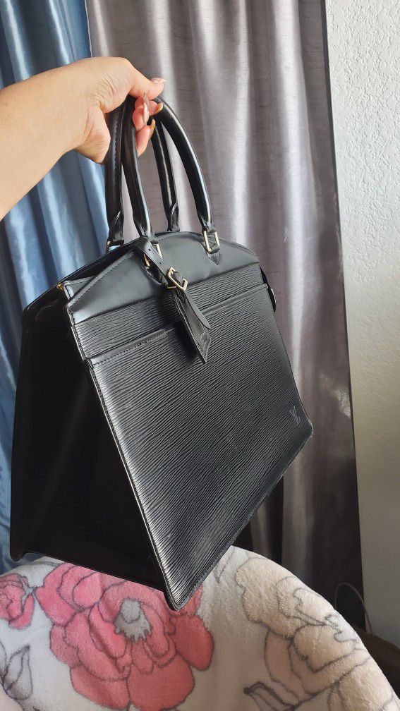 Louis Vuitton Verseau Epi Tote Bag for Sale in North Las Vegas, NV - OfferUp