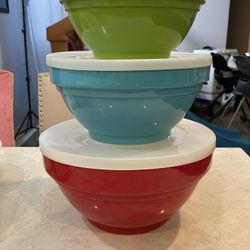 Plastic bowls with lid