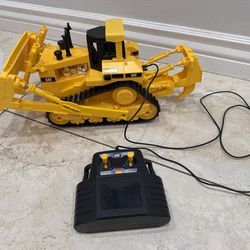 1998 Mattel Matchbox Remote Control RC Caterpillar Cat Bulldozer.With Wired Remote.Measures Approximately 17" Long.Overall Good Condition.