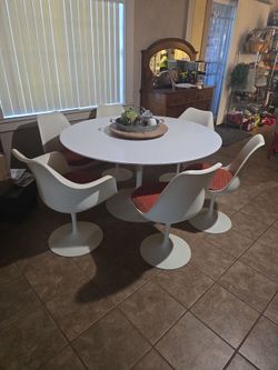 Eero Saarinen knoll Tulip Table and chairs