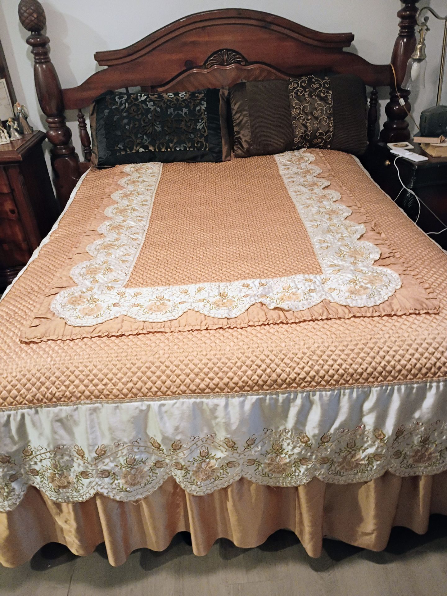 CAMA CON RESPALDO Y BASE DE MADERA FINA, COLCHÓN TAMAÑO FULL MEDIDA 58 X 76