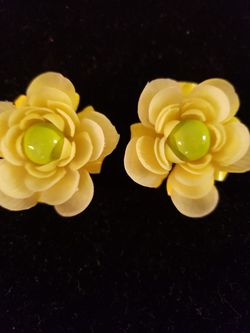 Vintage yellow flower clip earing