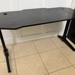 ESGAMING 55.2 Inch Gaming Table Is A Full Mousepad (RGB Lights Do Not Work) Otherwise Like New 