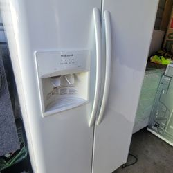 Frigidaire 26 cu. ft. Side-by-Side Refrigerator with Ice & Water Dispenser/ Refrigerador Frigidaire 26 pies cúbicos con dispensador de agua y hielo