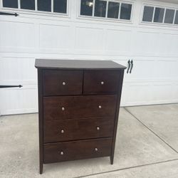 Solid Wood Dresser- Drawers In Great Condition-upland/rancho