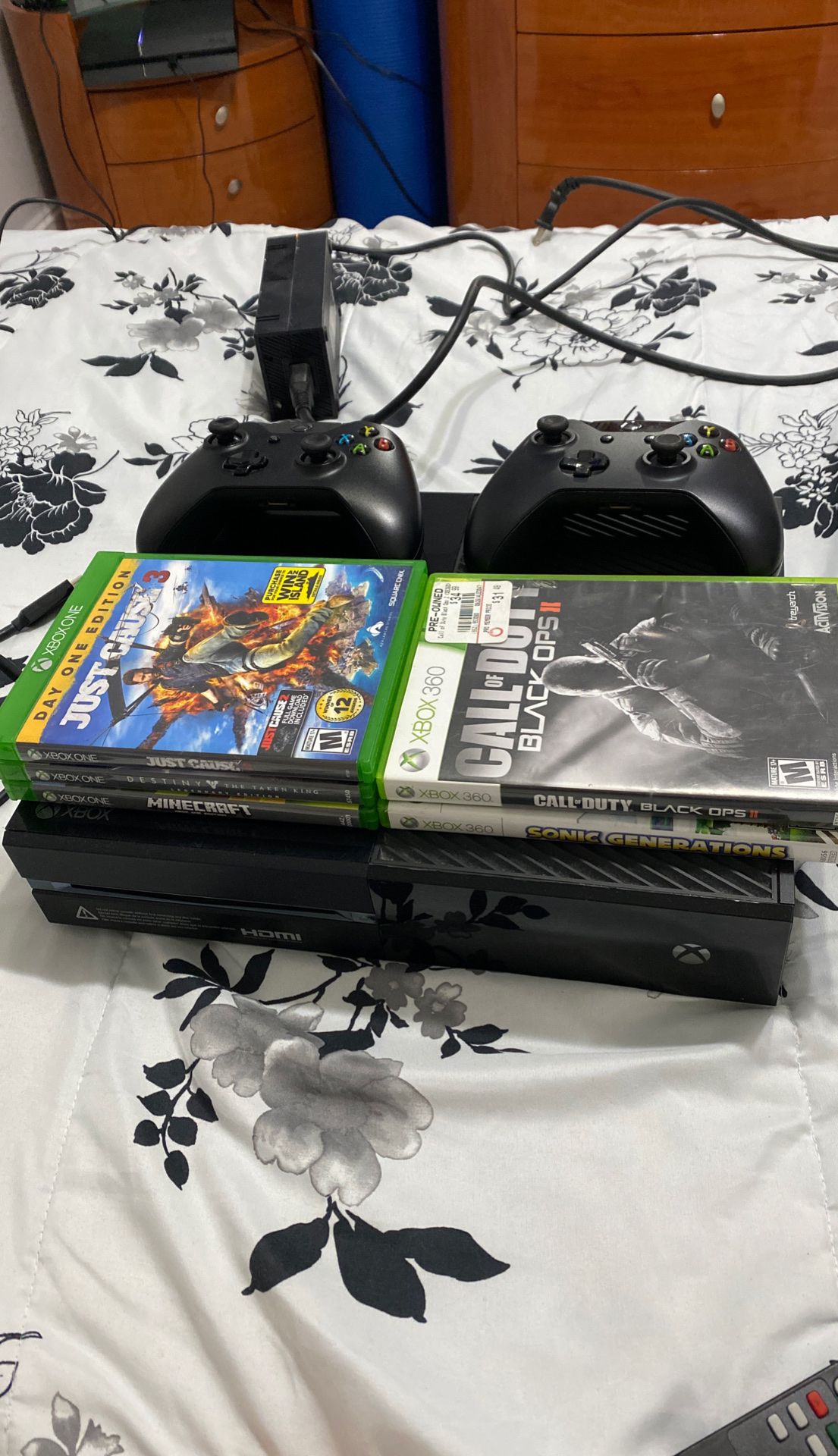 3 Xbox 1 games 2 Xbox 360 games, 3 controllers with hdmi cable included
