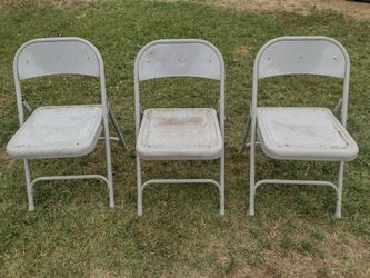 METAL FOLDING CHAIR 🪑. $10