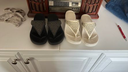 2 pair of CROC candles women sz 8: 20