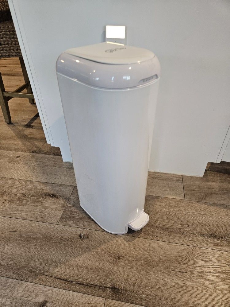 Diaper Genie Platinum Pail w/ Bag Refill