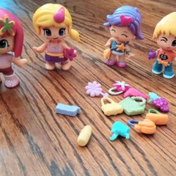 5 Mini Toy Dolls And Accessories 