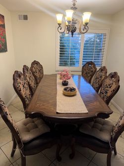 Dining table + 8 chairs + extender