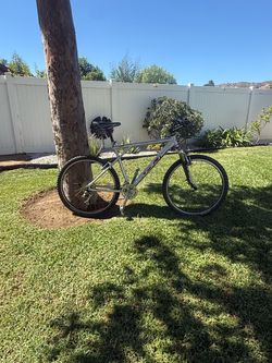 Giant Avalanche Front Shocks Mountain Bike