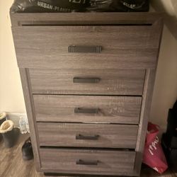 Modern 5-Drawer Dresser – Gray Wood / 