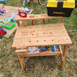 Mesa de actividades para niños
