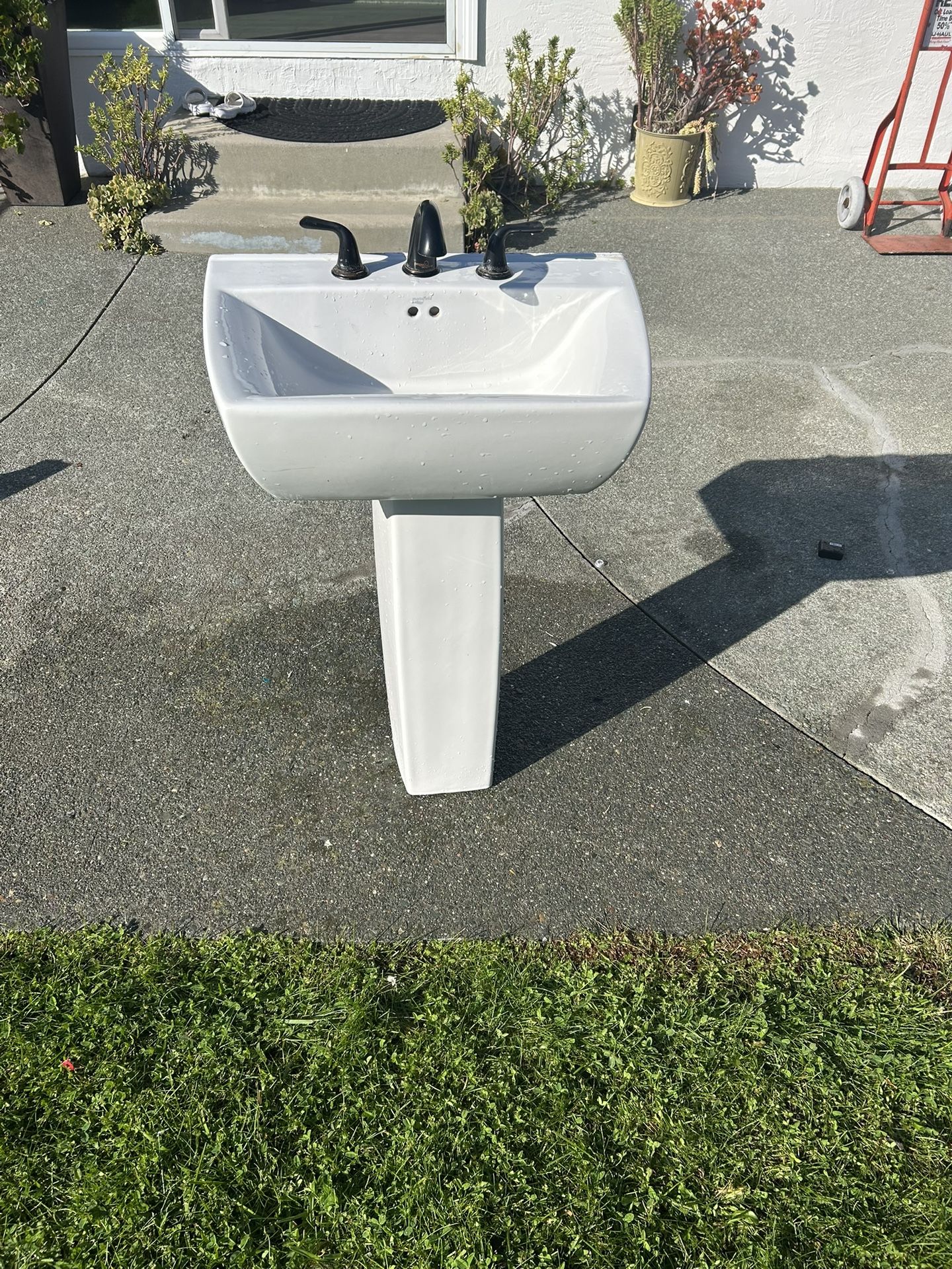 Pedestal Sink – Great Condition