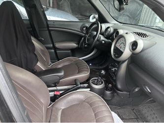 Mini cooper countryman  color negro interior marron