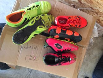 Soccer shoes