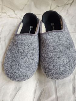 Women's Grey and Black Slippers
Size US 8