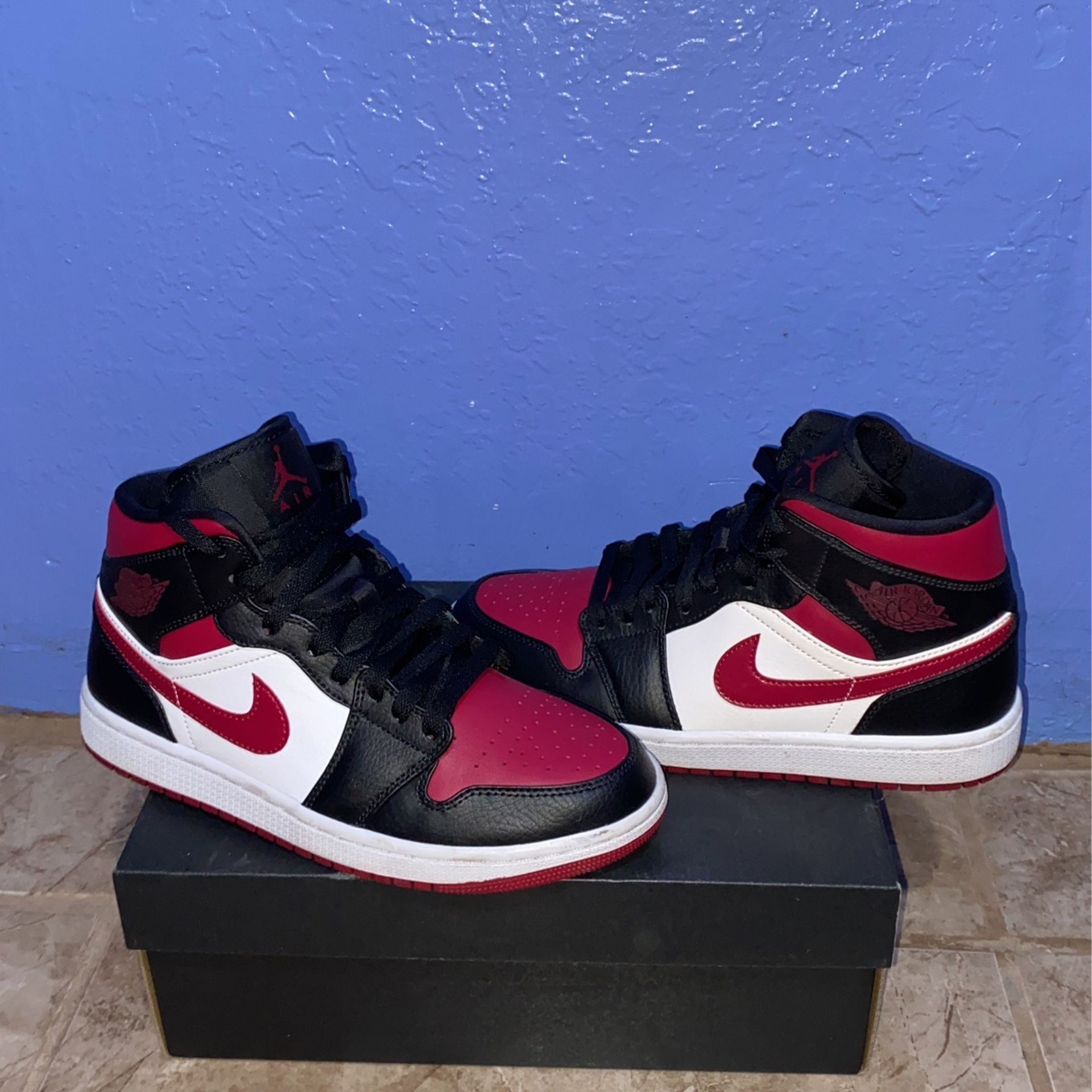 Air Jordan 1 Mid Bred Toe 