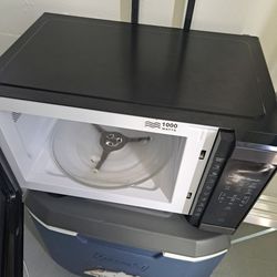 Microwave 1,000 Watts  Use In Good Condition 