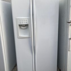 Fridge Brand Whirlpool Ice And Water Machine Everything Works 3 Months Of Guarantee