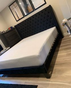 New king bed with mattress