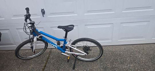 Woom 20" size 4 Blue Bike
