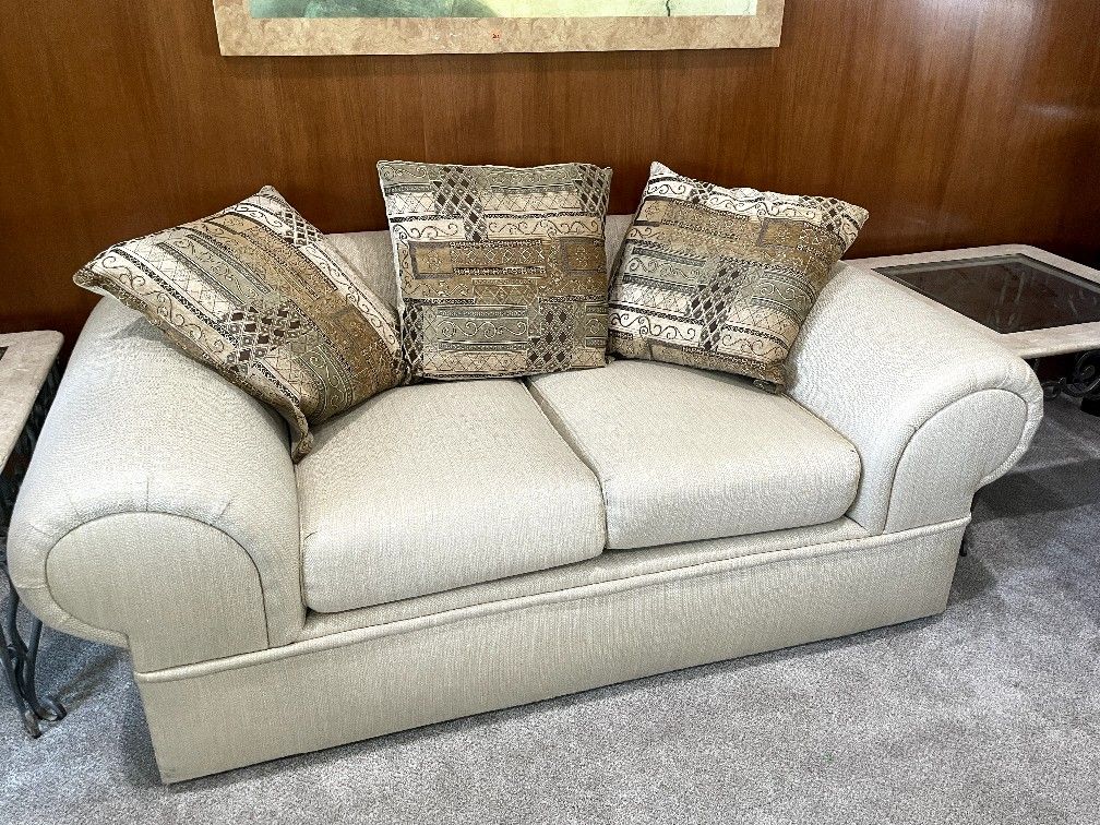 Loveseat Off White. Cloth