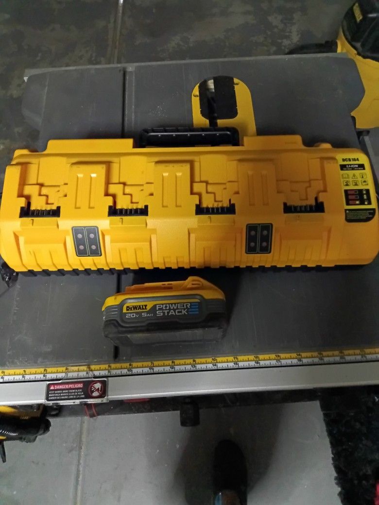 DeWalt 20v Power Stack Battery And 4 Port Charger
